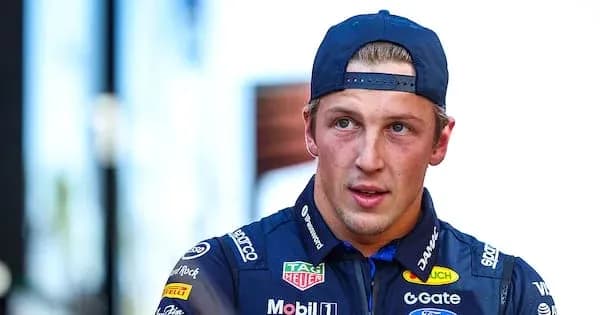 Pilote de Formule 1 en tenue d'équipe