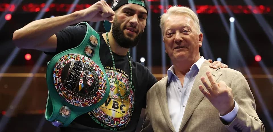 Boxeur avec ceinture WBC et son promoteur