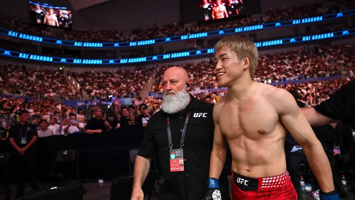 Kai Asakura entering the arena with support staff