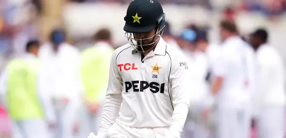 Joueur de cricket pakistanais quittant le terrain