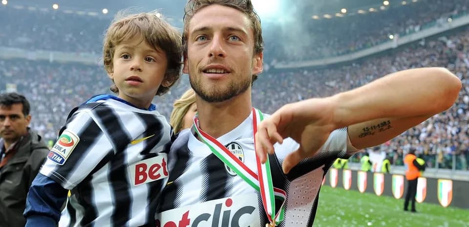Joueur célébrant avec un enfant sur le terrain