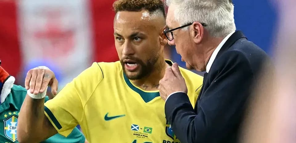 Neymar discutant avec l'entraîneur pendant un match