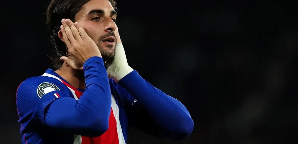 Joueur touchant son visage pendant un match