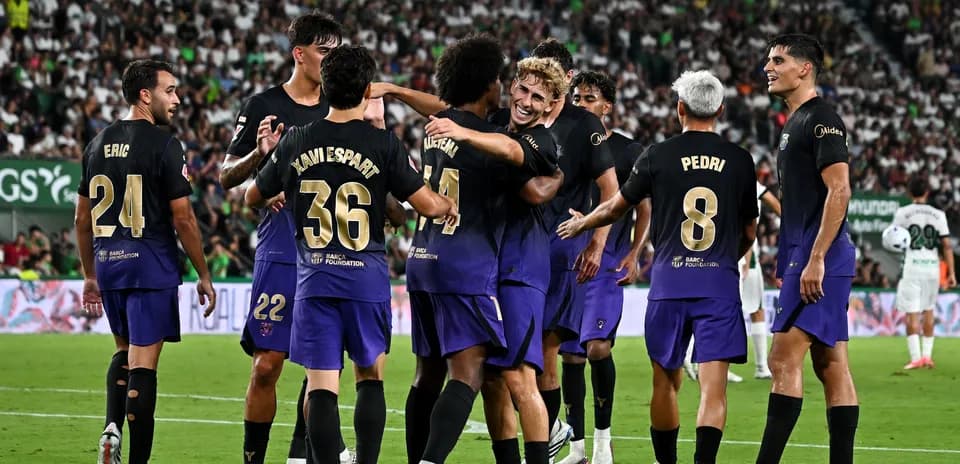 Joueurs de football célébrant un but ensemble
