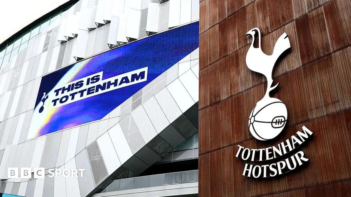 Façade du stade avec logo de Tottenham Hotspur