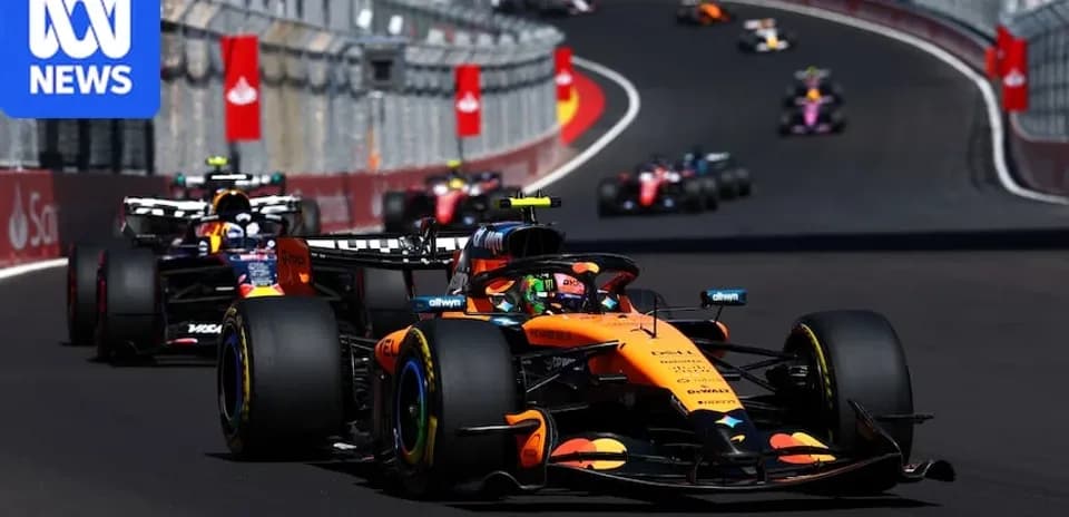 Voiture de course McLaren en tête sur circuit