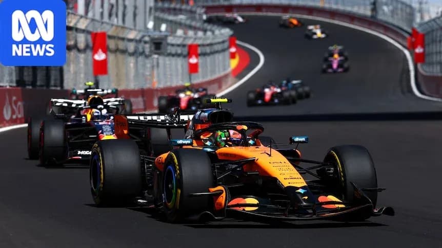Voiture de course McLaren en tête sur circuit