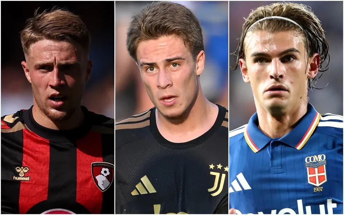 Trois joueurs de football en portrait individuel