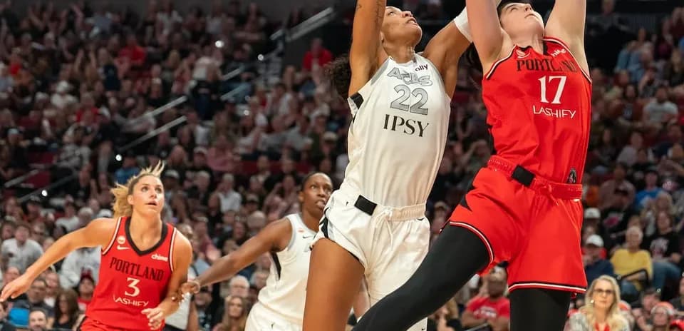 Joueuses de basket-ball en compétition pour le ballon