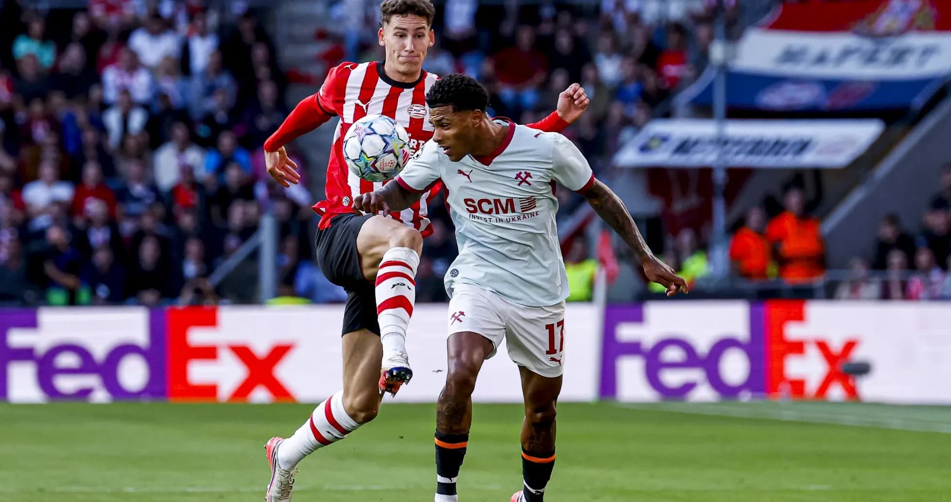 Deux joueurs en compétition pour le ballon sur le terrain