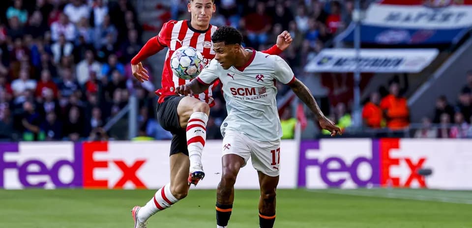 Deux joueurs en compétition pour le ballon sur le terrain