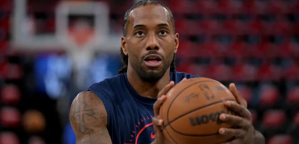 Joueur s'échauffant avec un ballon de basket