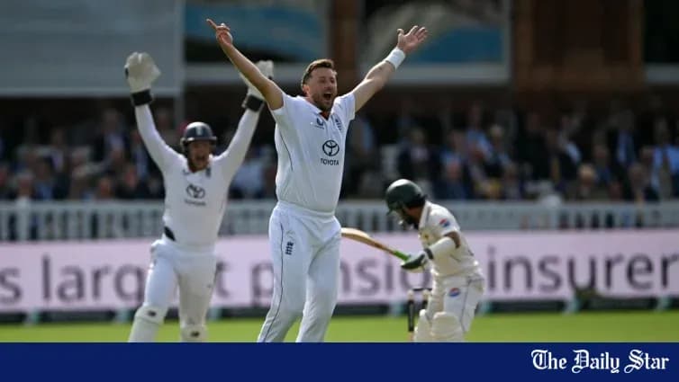 Joueur anglais célébrant un wicket lors d'un match