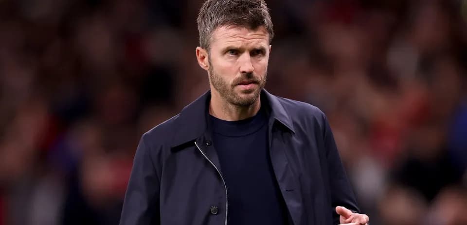 Entraîneur marchant sur le terrain lors d'un match