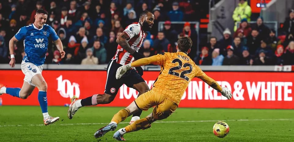 Un joueur de Brentford contre le gardien de Sunderland