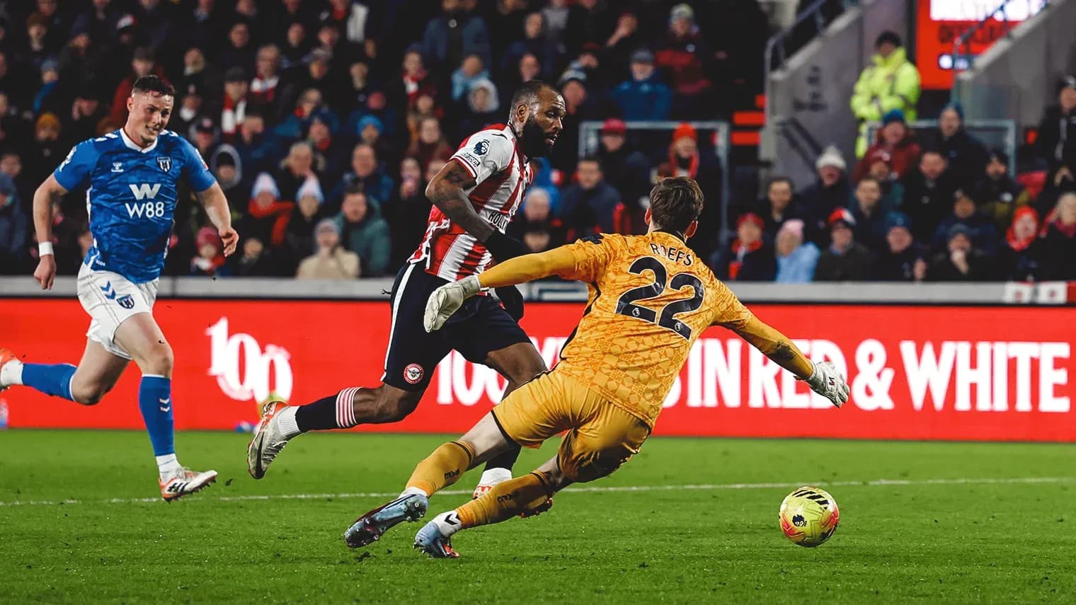 Un joueur de Brentford contre le gardien de Sunderland