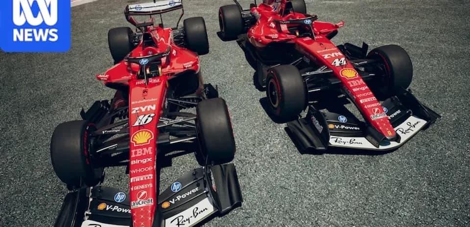 Deux voitures de Formule 1 Ferrari sur la piste
