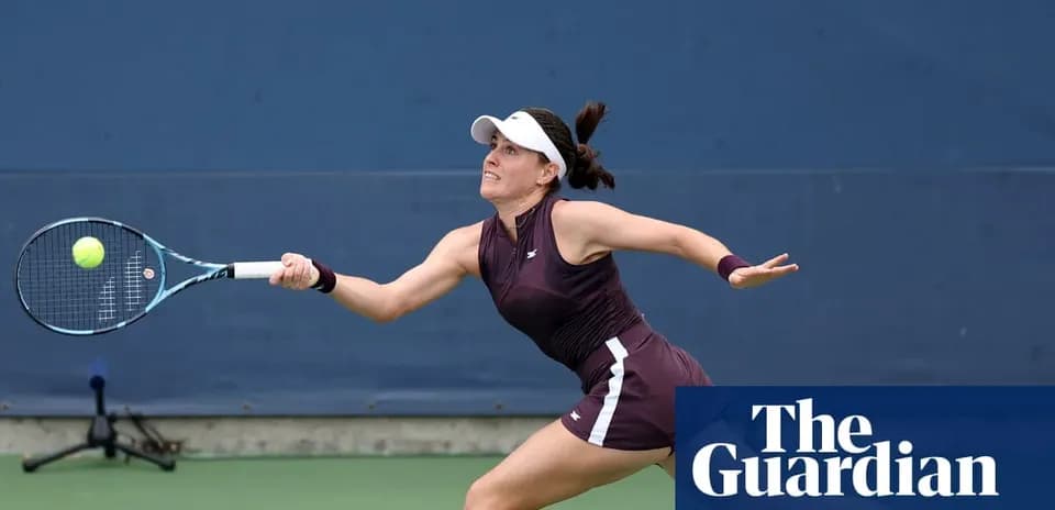 Joueuse de tennis en train de frapper une balle