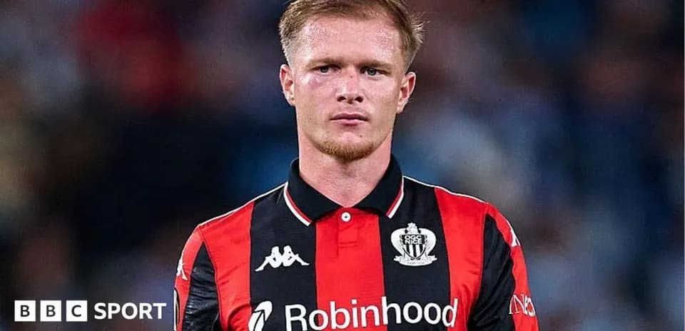 Joueur de l'OGC Nice en tenue de match
