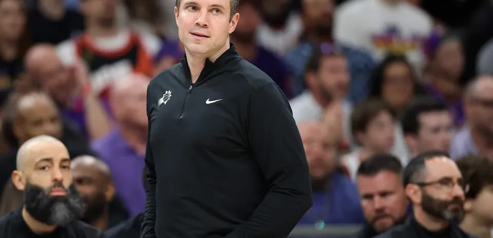 Entraîneur observant le match sur le banc