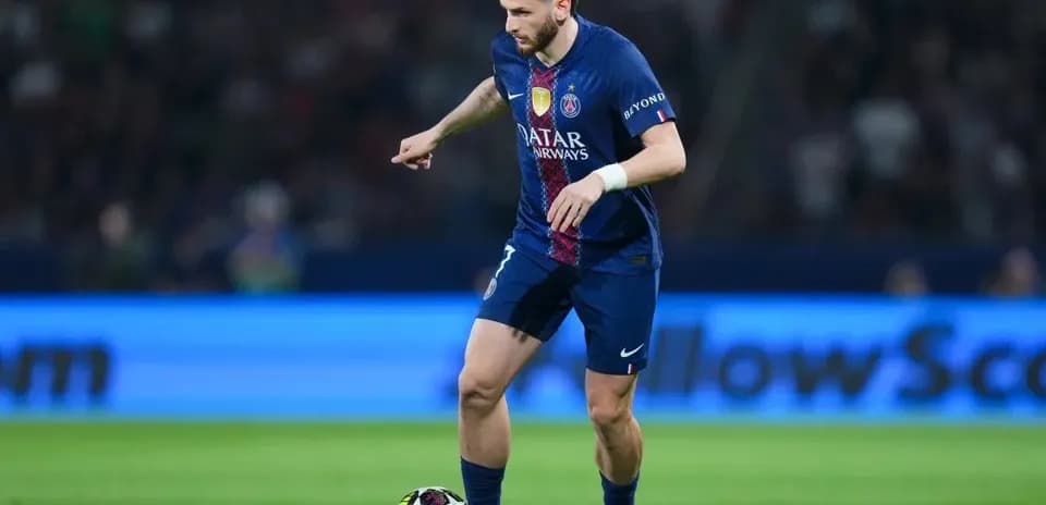 Joueur dribblant le ballon lors d'un match