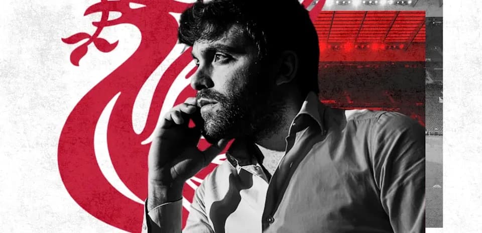 Homme au téléphone avec fond de Liverpool FC