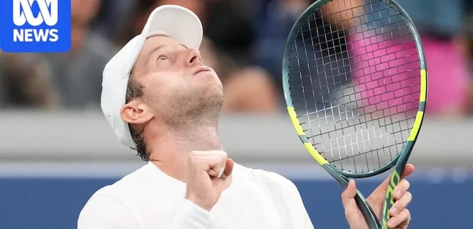 Joueur de tennis levant les yeux au ciel en célébrant