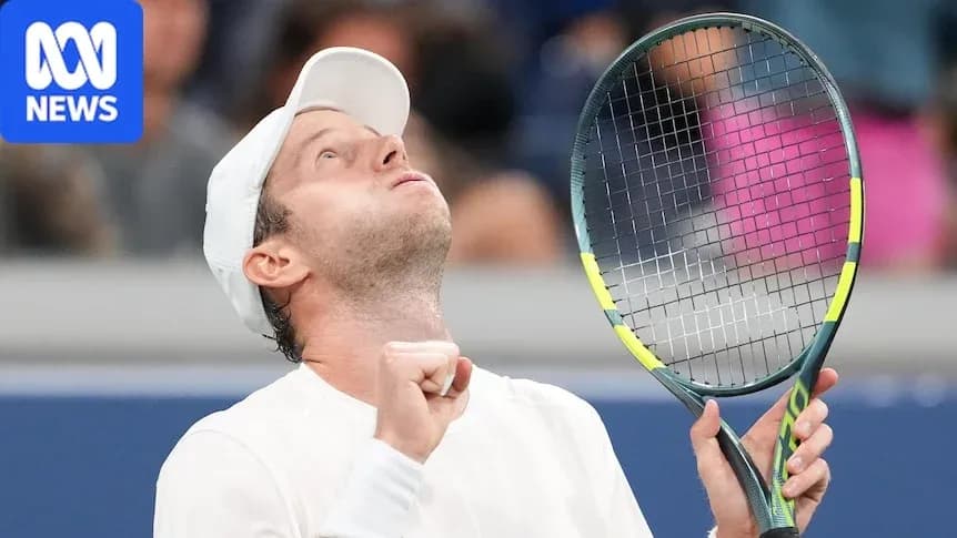 Joueur de tennis levant les yeux au ciel en célébrant