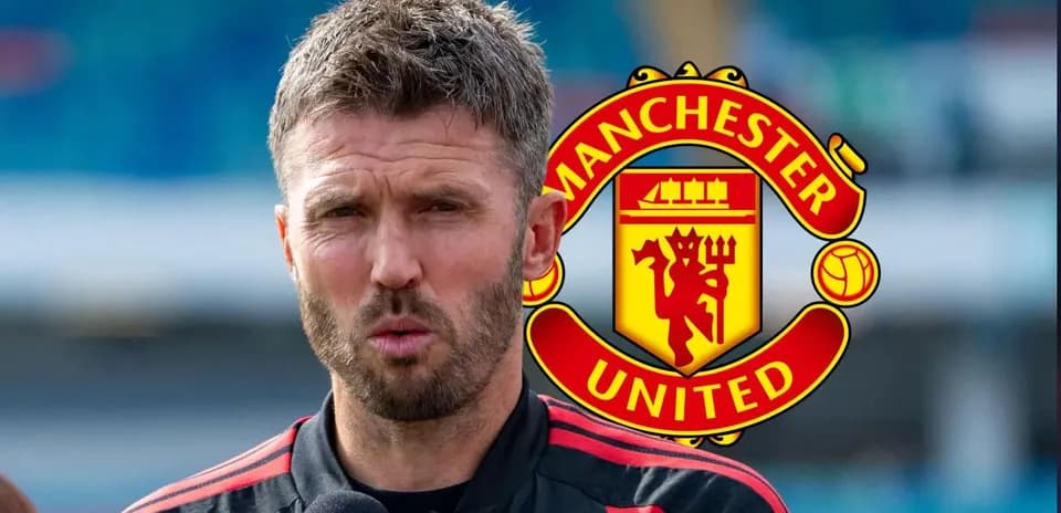Entraîneur parlant lors d'une interview avec Manchester United en arrière-plan