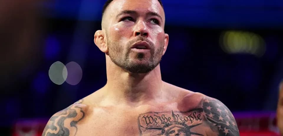 Boxeur torse nu avec tatouages dans le ring