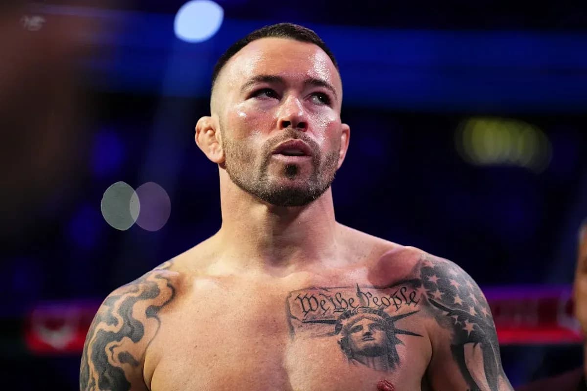 Boxeur torse nu avec tatouages dans le ring
