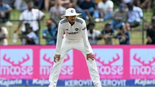 Joueur de cricket en position de champ sur le terrain