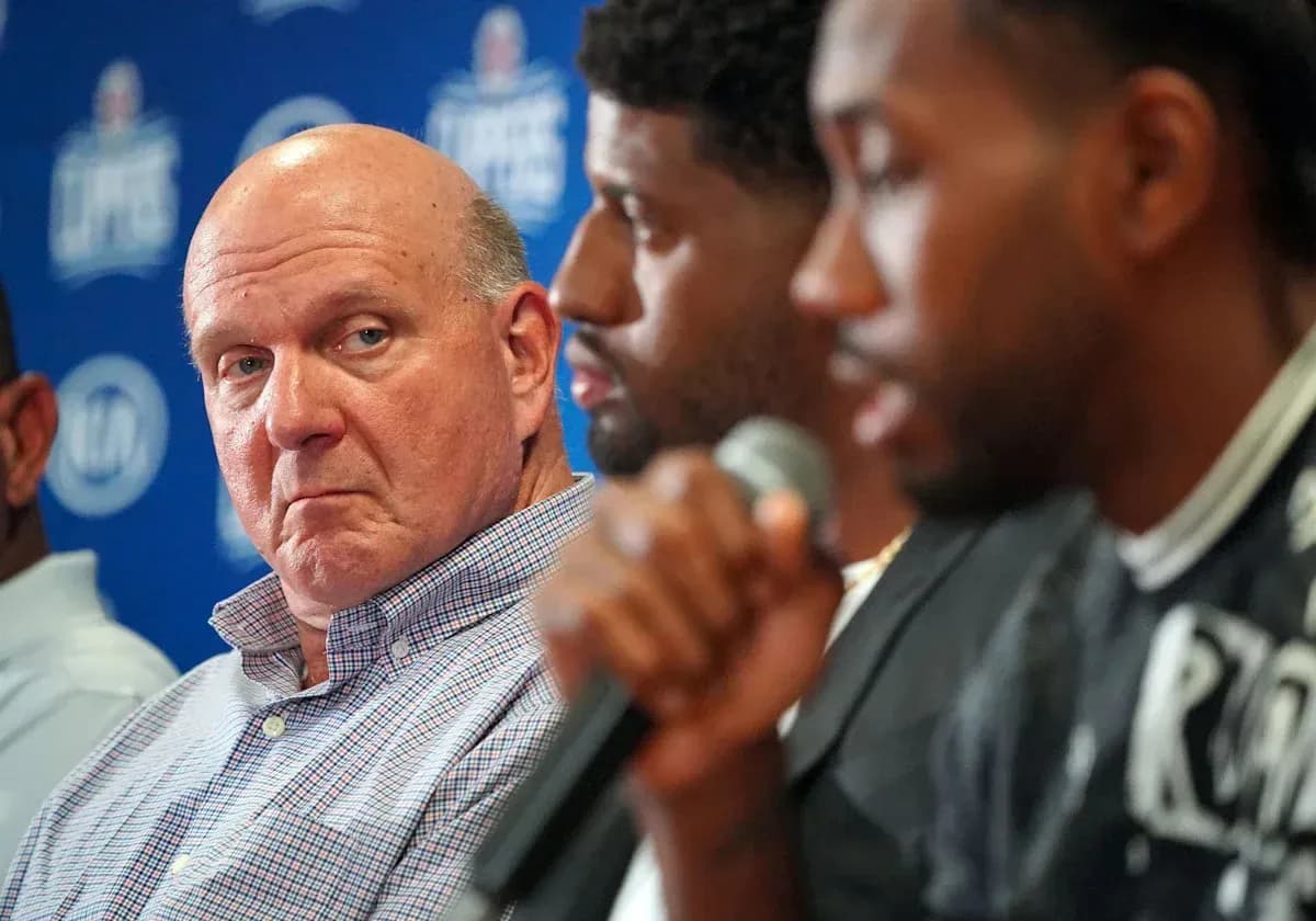 Conférence de presse avec des joueurs et un dirigeant