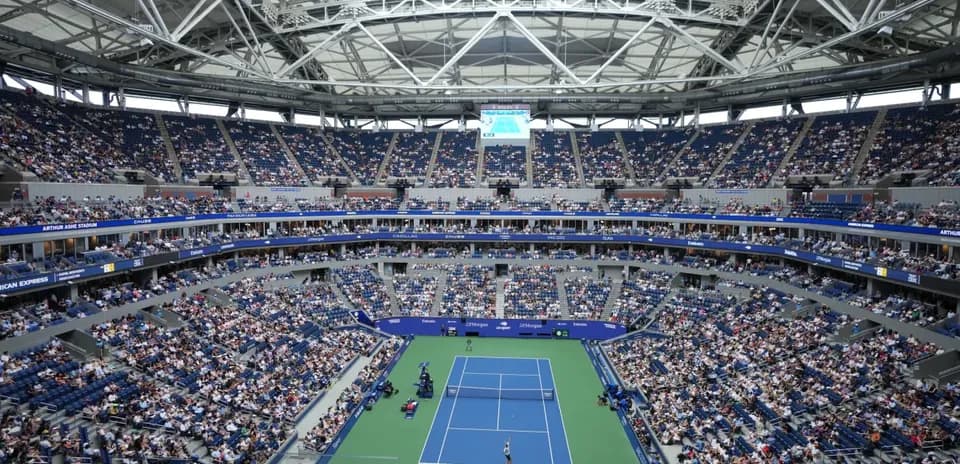 Stade Arthur Ashe rempli pendant un match de tennis