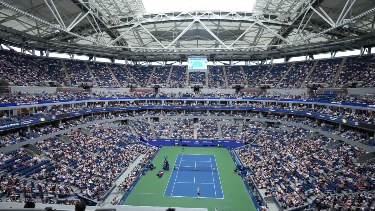 Stade Arthur Ashe rempli pendant un match de tennis