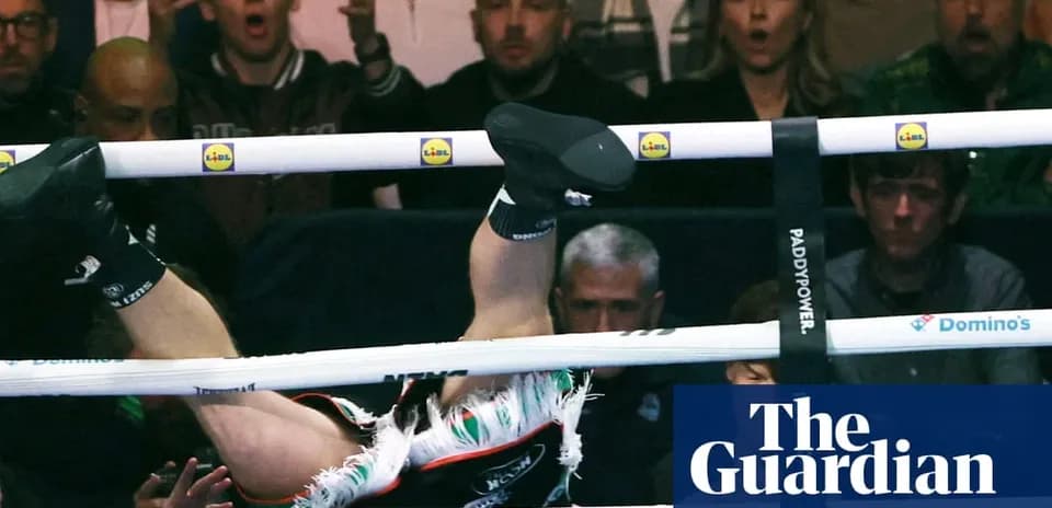 Boxeur tombant hors du ring pendant un match