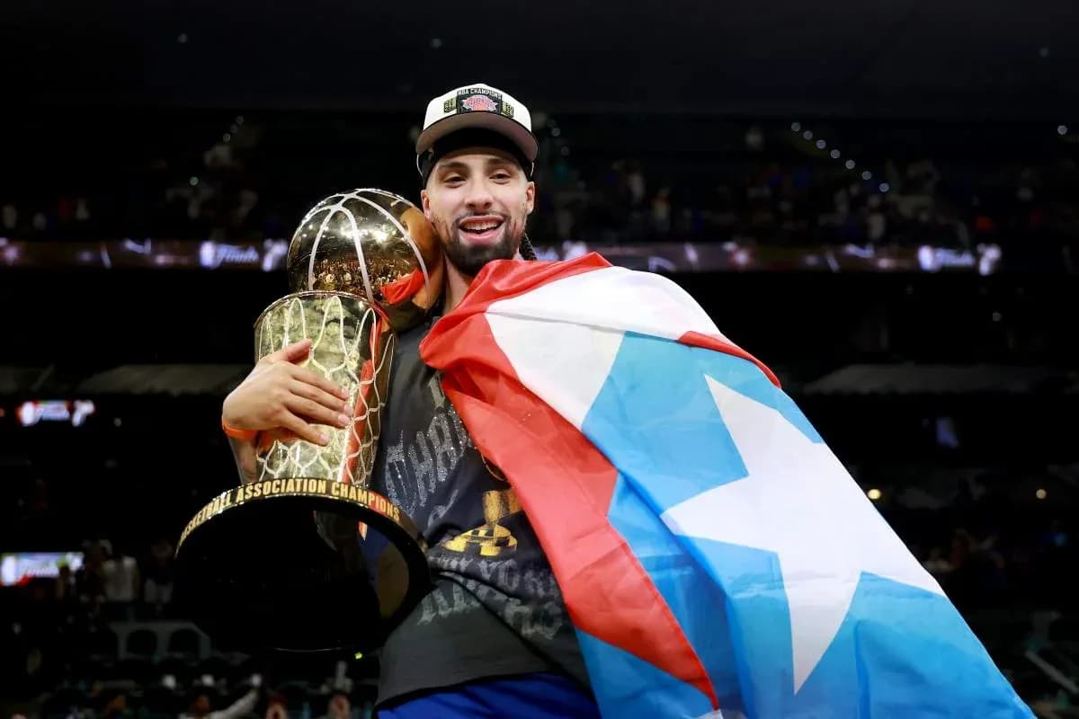 Joueur célébrant avec le trophée et un drapeau