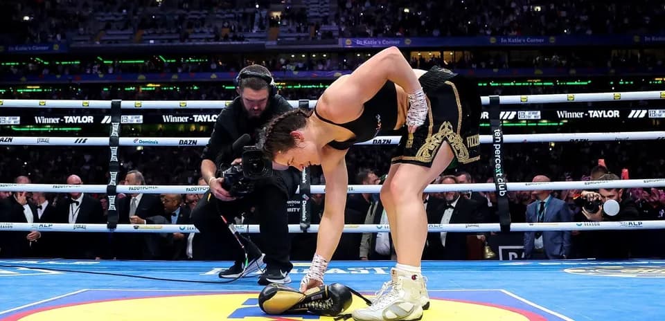 Boxeuse ramassant des gants sur le ring