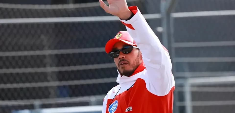 Pilote saluant le public sur le circuit