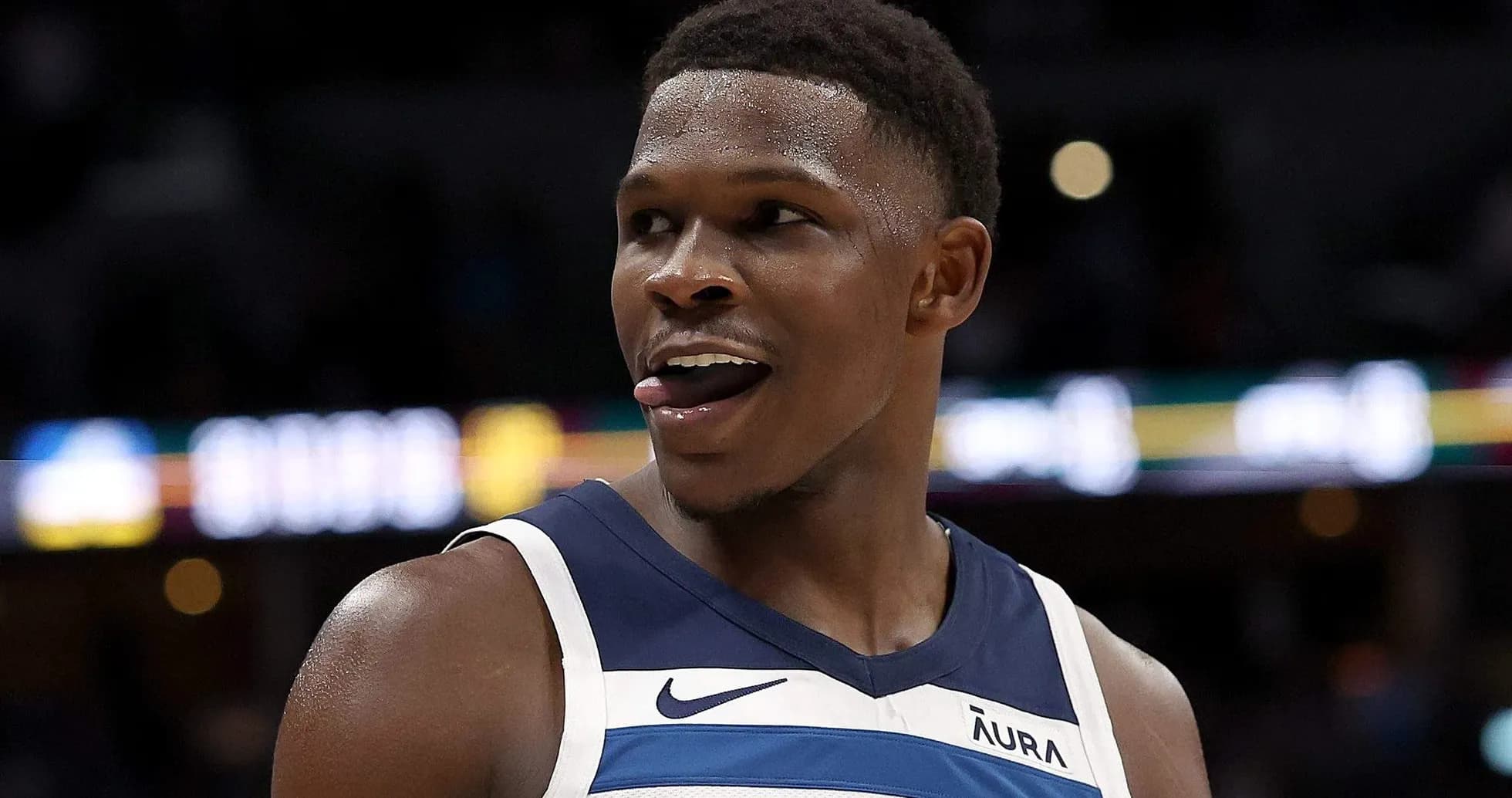 Joueur des Timberwolves souriant sur le terrain