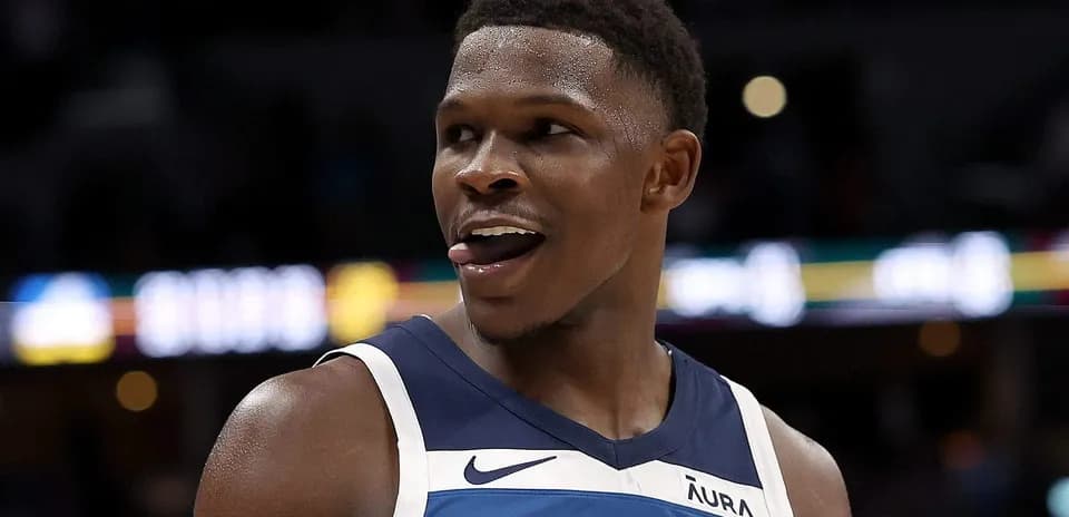 Joueur des Timberwolves souriant sur le terrain