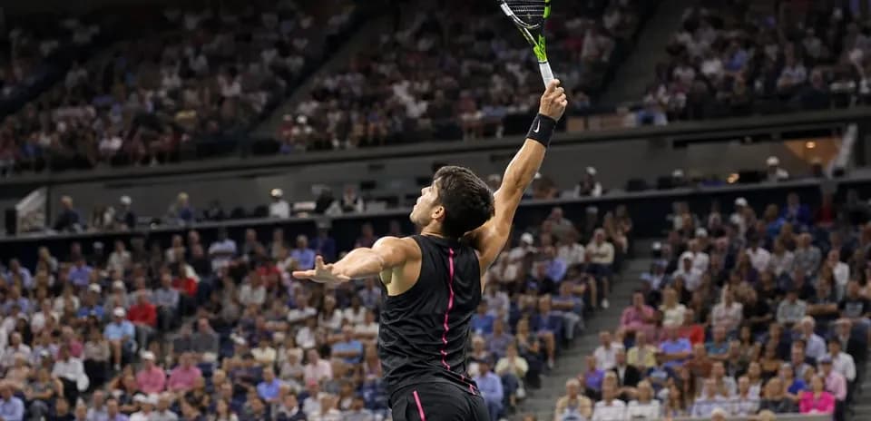 Joueur de tennis servant dans un stade plein