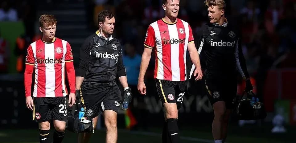 Joueurs de Brentford quittant le terrain après le match