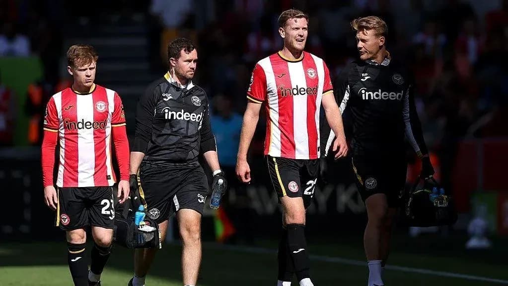 Joueurs de Brentford quittant le terrain après le match