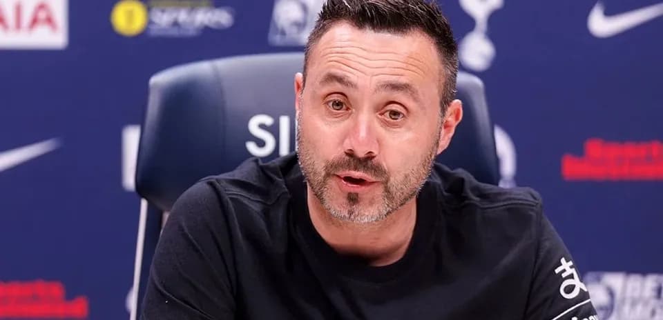 Entraîneur s'exprimant lors d'une conférence de presse
