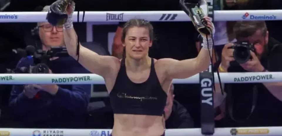 Boxeuse levant les gants après la victoire