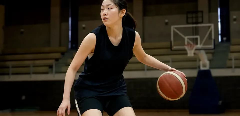 Joueuse dribblant avec un ballon de basket