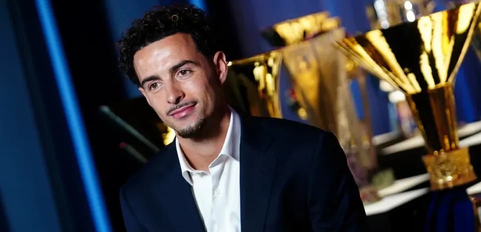 Joueur posant devant des trophées lors d'un événement
