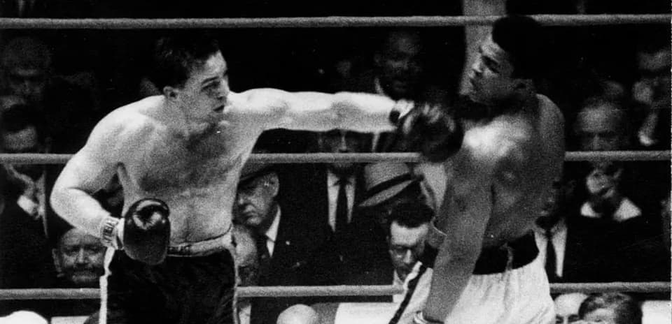 Boxeur lançant un coup pendant un match de boxe