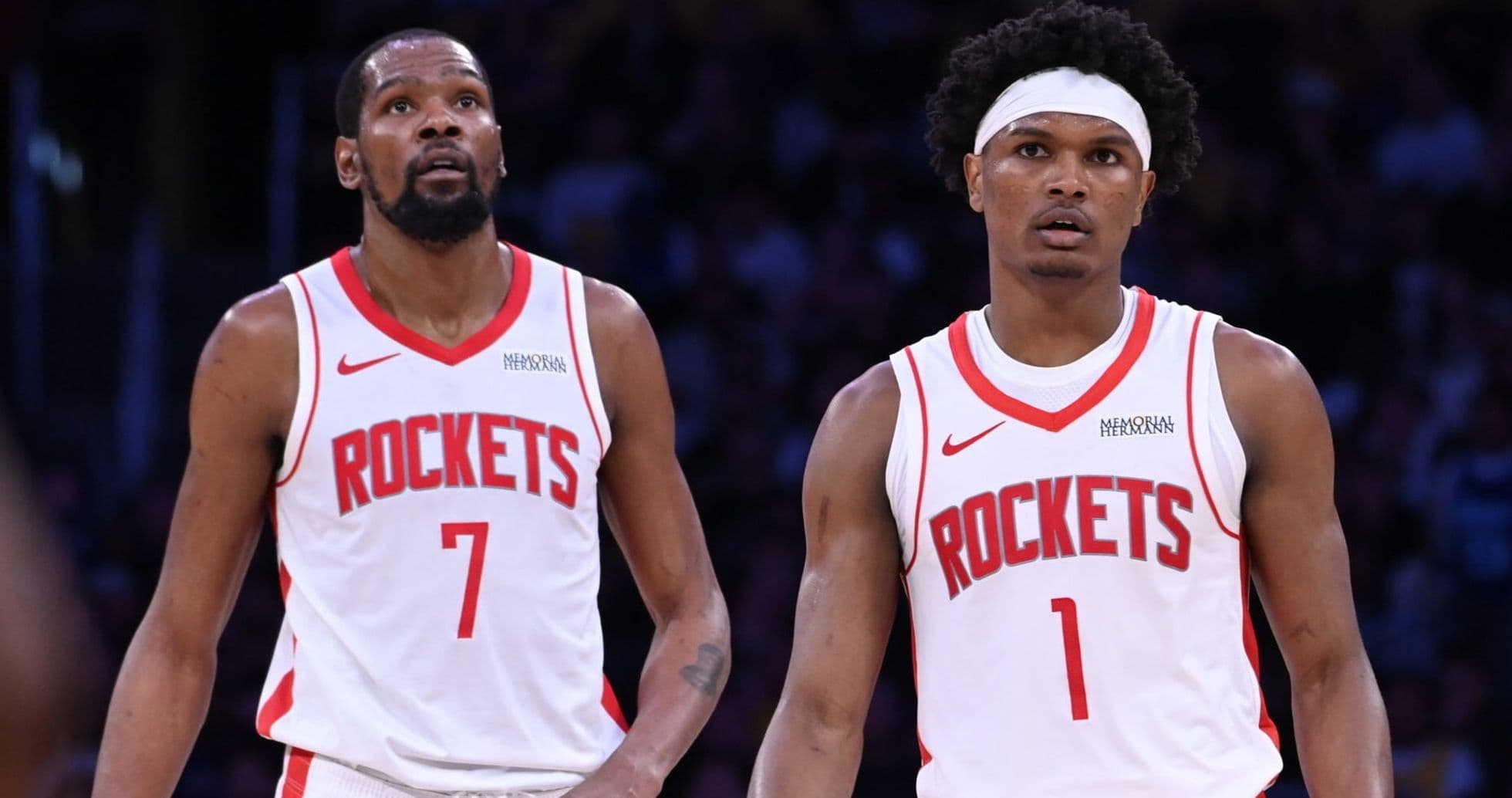 Joueurs des Rockets regardant le match sur le terrain